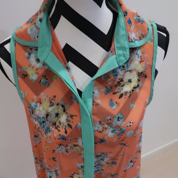 Floral Sleeveless Top with Collar - Picture 3 of 6